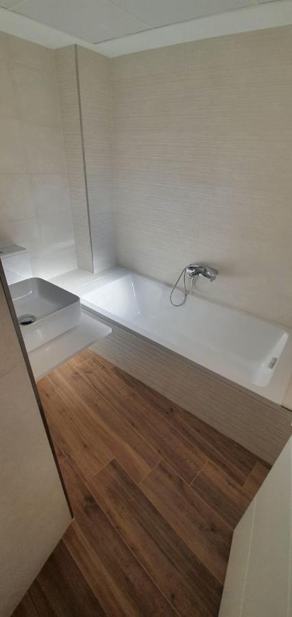 Beautiful Apartment In Third Line Beach Boliches فوينخيرولا المظهر الخارجي الصورة